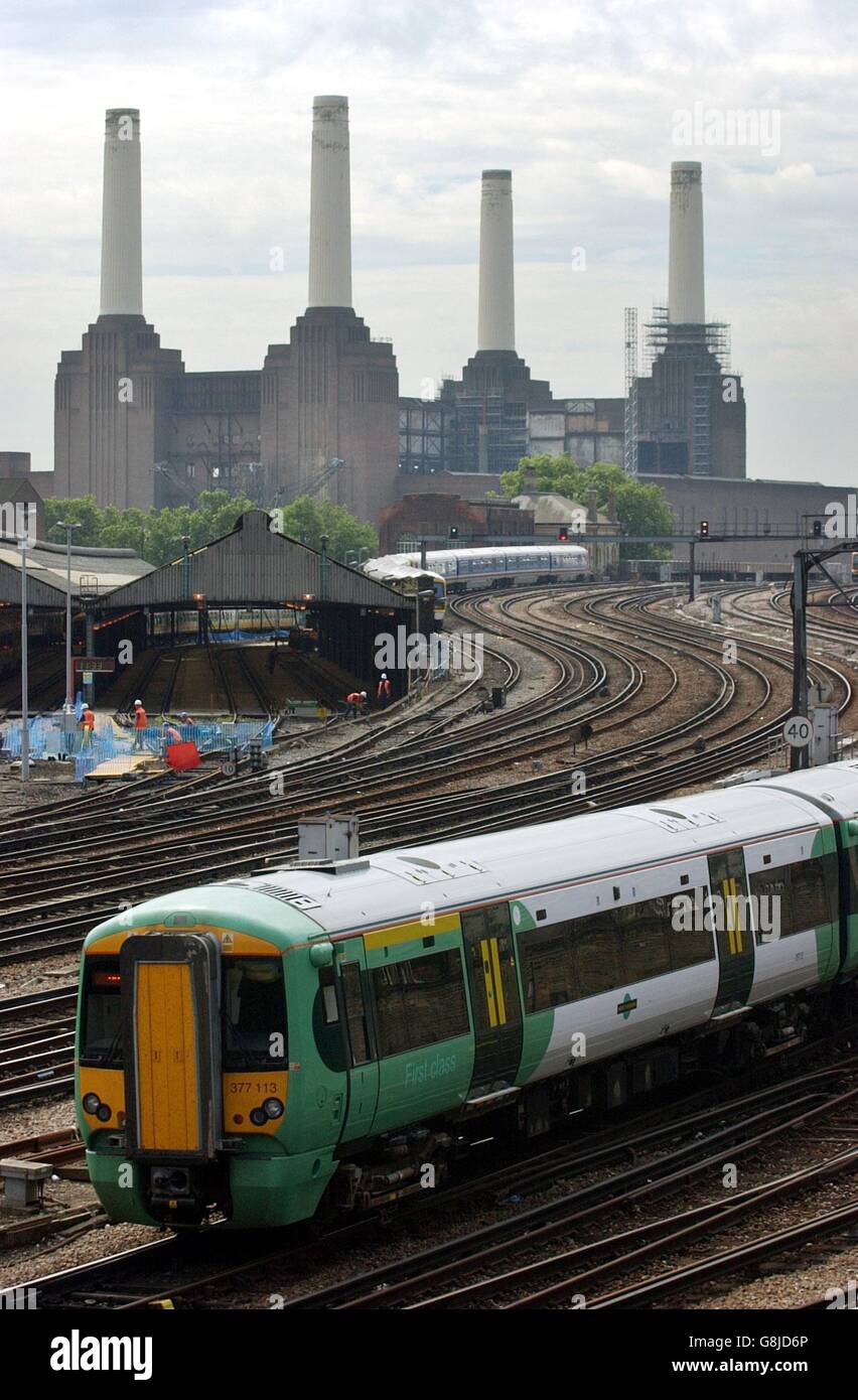 London Transport. Ein Zug fährt in Richtung Londoner Victoria Station mit Battersea Power Station im Hintergrund. Stockfoto