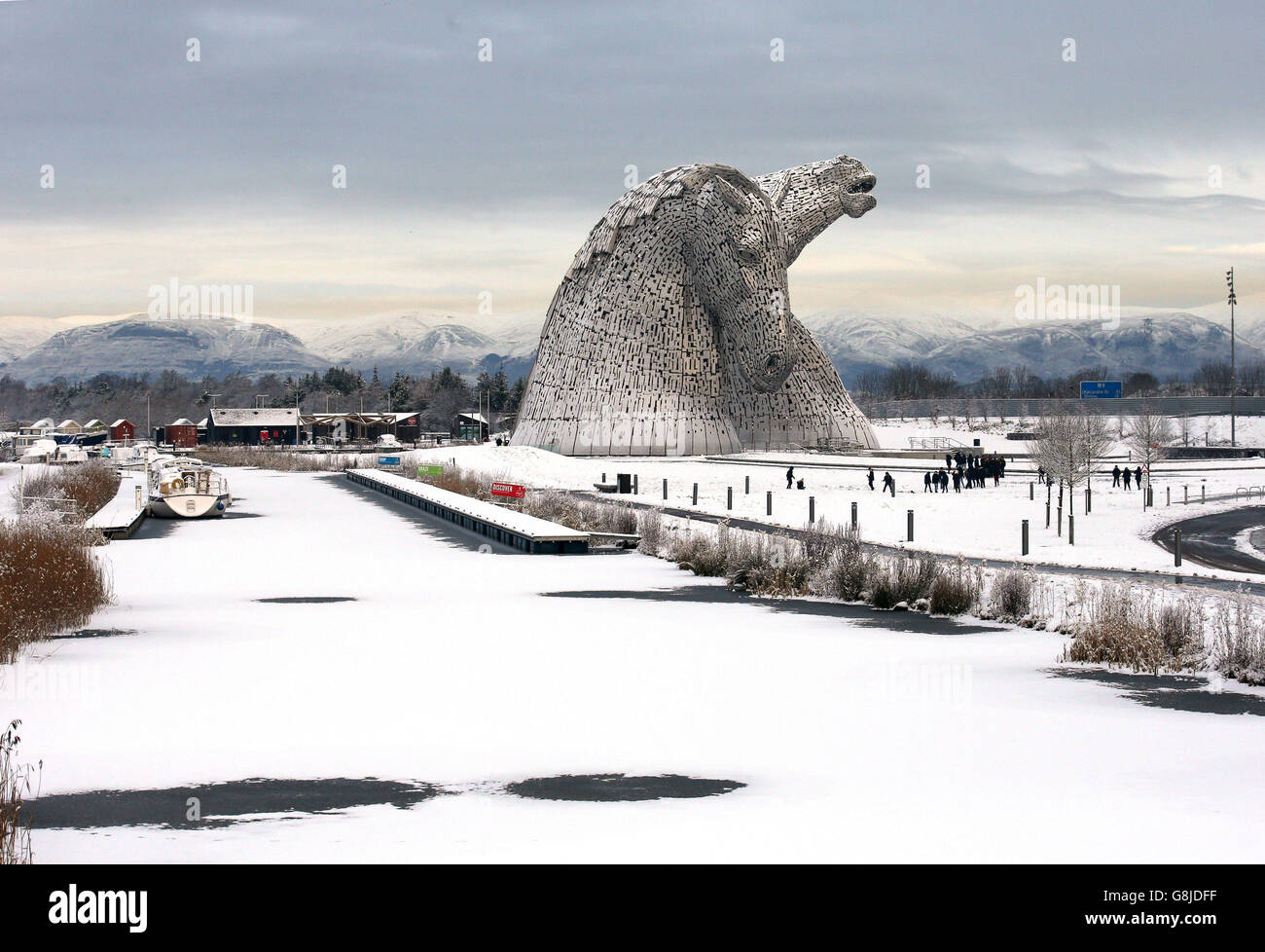 Schnee bedeckt den Forth und Clyde Kanal, während Besucher den Schnee an den Kelpies in Falkirk genießen, da ein 100 Meilen breiter Korridor mit Schnee einige Briten zu frostigen Bedingungen aufwachen sah. Stockfoto