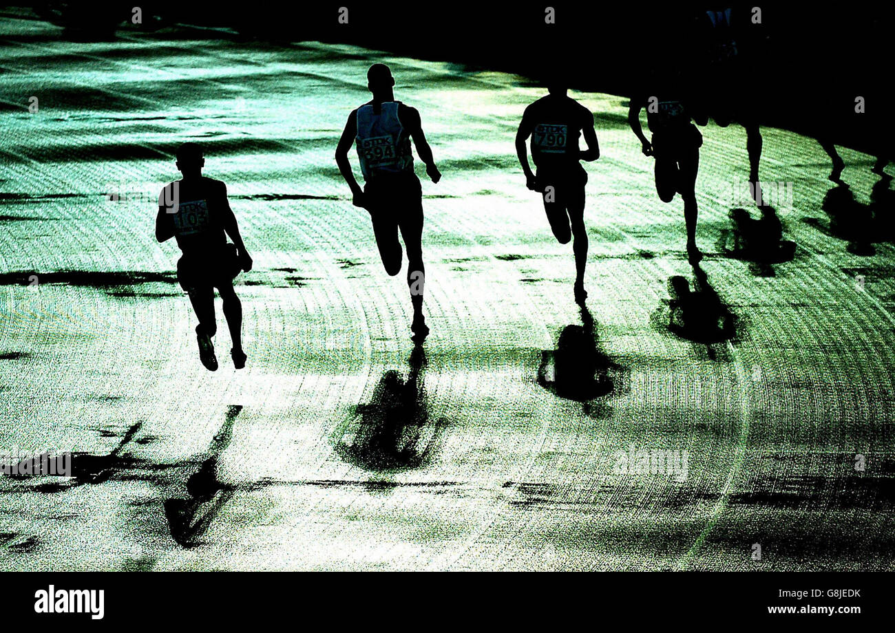 Leichtathletik - IAAF Leichtathletik-Weltmeisterschaften - Helsinki 2005 - Olympiastadion. Der britische James McIlroy (TOP) läuft in der 800-Meter-Strecke. Stockfoto