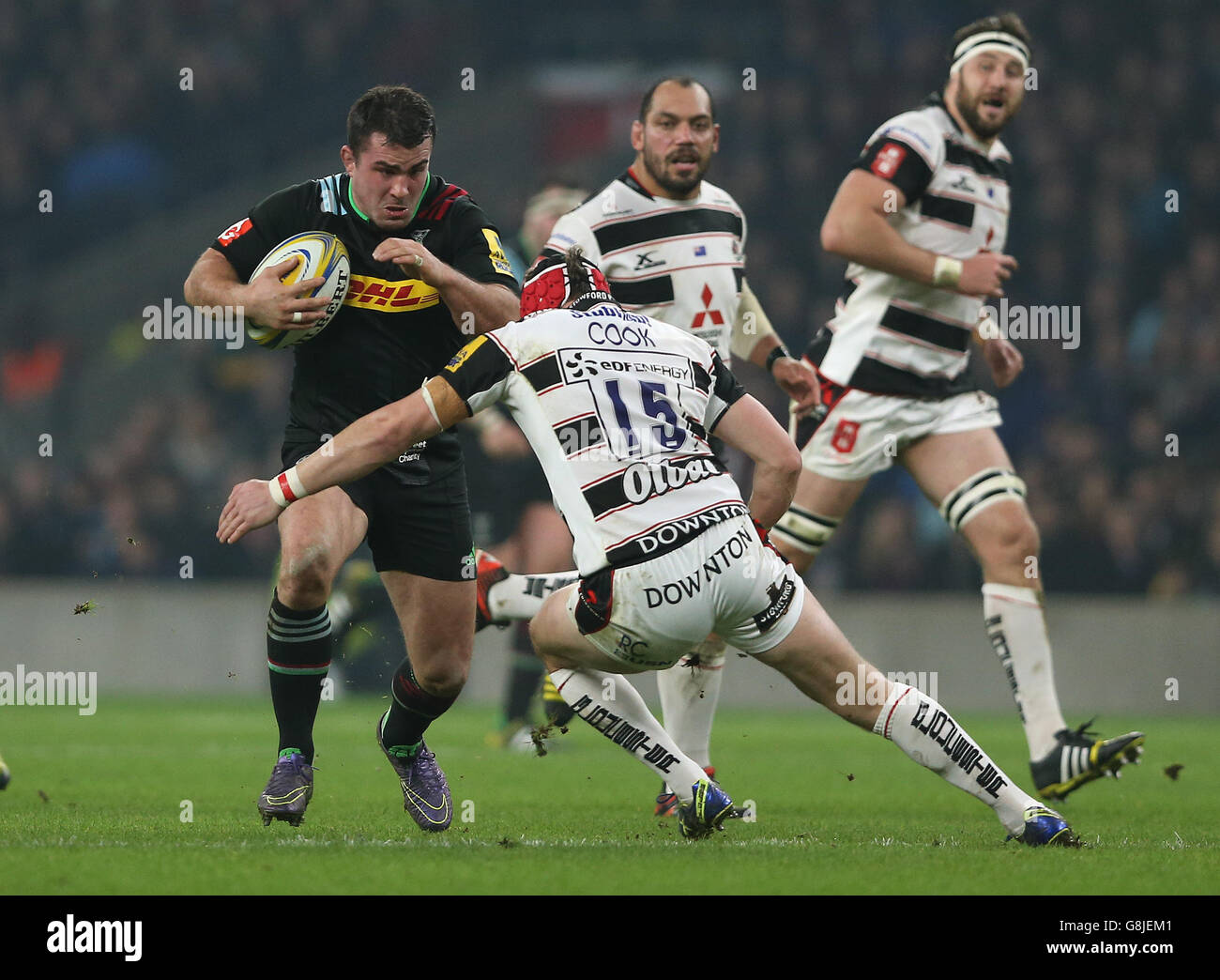 Harlequins Dave ward wird vom Gloucester Rugby-Spieler Rob Cook während des Aviva Premiership-Spiels im Twickenham Stadium, London, in Angriff genommen. Stockfoto