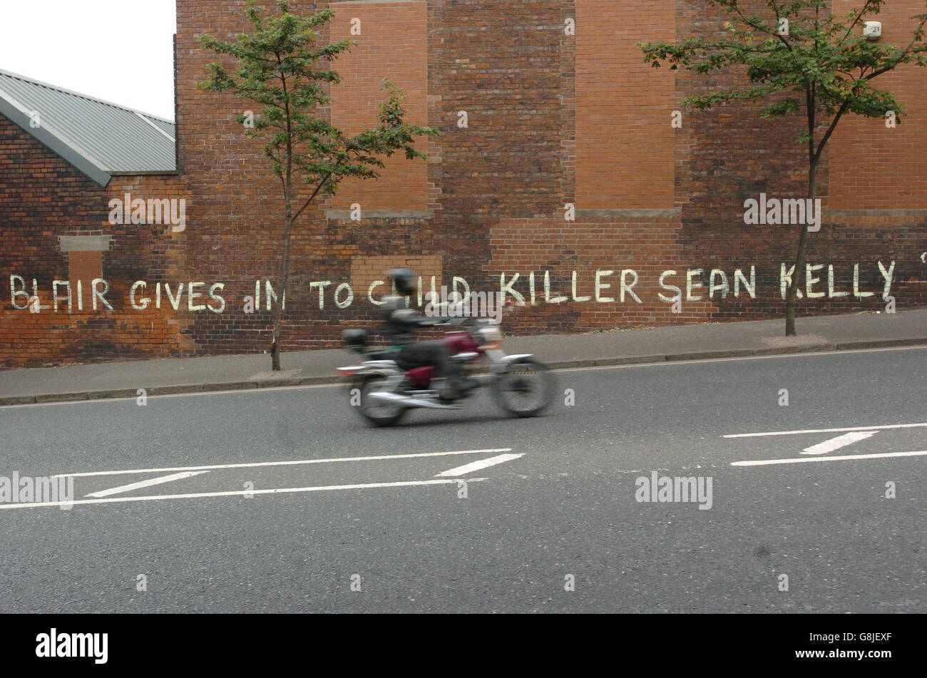 Graffiti auf der Seite eines Lagerhauses in Sandy Row, im Loyalist-Viertel von South Belfast, nachdem gestern der Bomber Sean Kelly aus der Shankill Road aus dem Gefängnis entlassen wurde. Die IRA wird voraussichtlich eine beträchtliche Menge an Waffen entwaffnen, um eine historische Ankündigung über ihre Zukunft später heute zu begleiten. Stockfoto