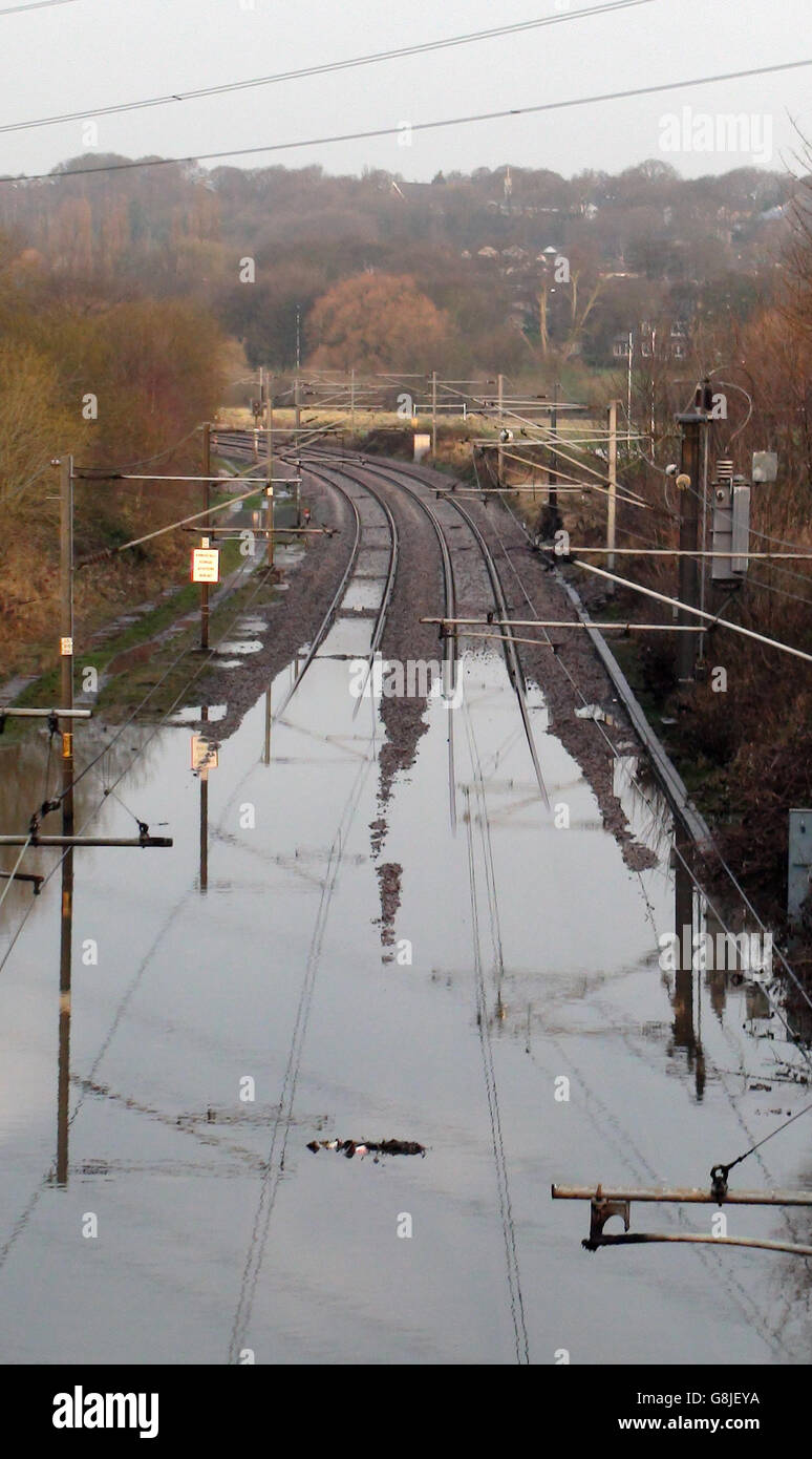 Eine überflutete Eisenbahnlinie in Kirkstall, Leeds, als überschwemmte Städte und Dörfer weiterhin gegen die Weihnachtsfluten kämpfen. Stockfoto