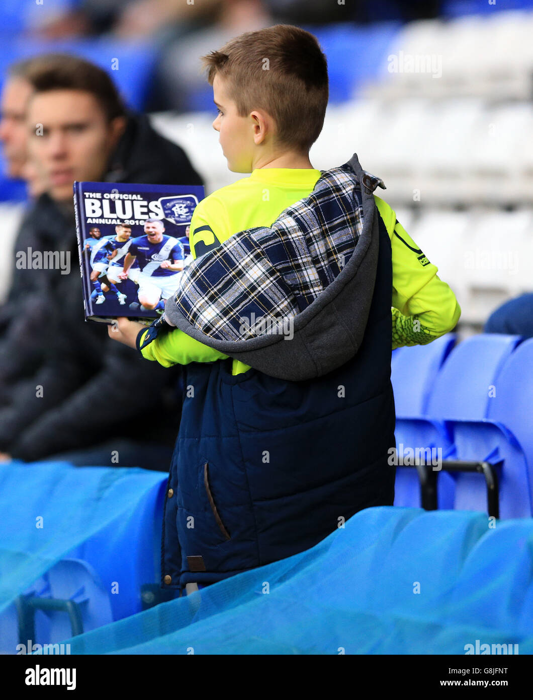 Birmingham City gegen Milton Keynes Dons – Sky Bet Championship – St Andrews. Ein junger Birmingham City Fan mit dem jährlichen Buch Stockfoto