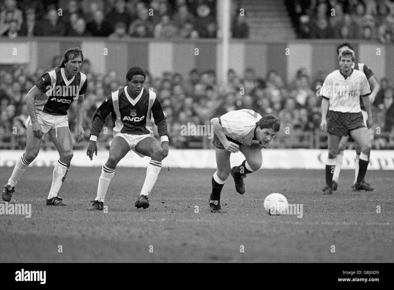 Geraint Williams (r) von Derby County kommt von West Ham weg United's Billy Bonds (l) und Paul Ince (c) Stockfoto