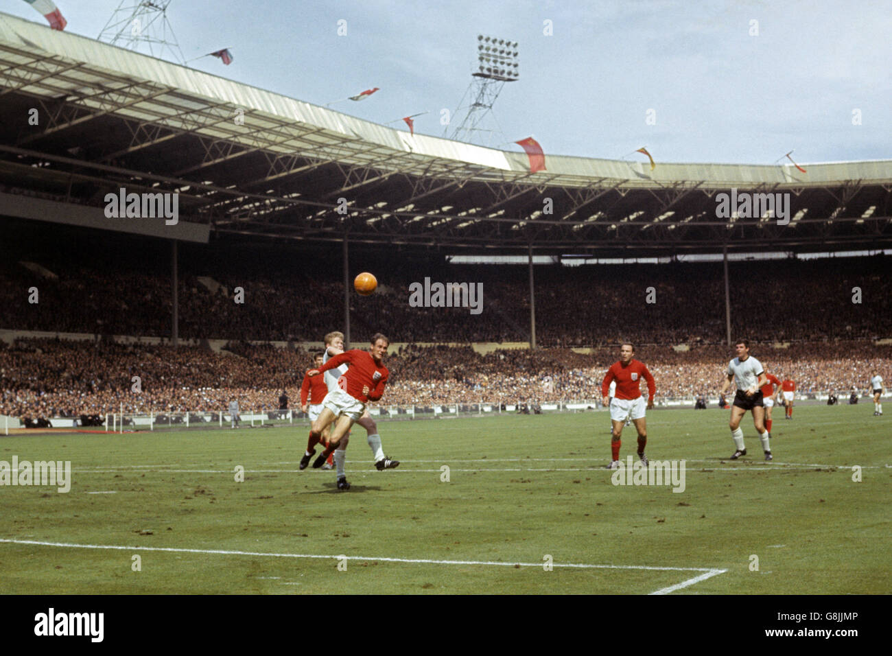 Der englische Ray Wilson (2. L) steht vor dem westdeutschen Helmut Haller (l), beobachtet von Teamkollege George Cohen (2. R) und dem deutschen Lothar Emmerich (r) Stockfoto