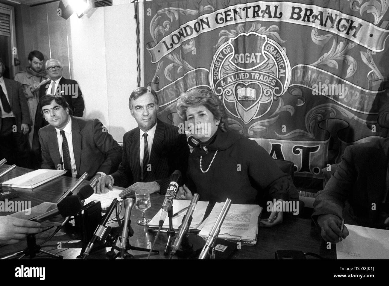 Gewerkschaftsfunktionäre (l-r) Tony Dubbins, Generalsekretär der NGA, SOGAT-Präsident Danny Sergeant und SOGAT-Generalsekretär Brenda Dean. Sie nehmen an einer Pressekonferenz in London Teil, nachdem NGA- und SOGAT-Mitglieder gewählt wurden, die für Arbeitskampf im Streit mit Rupert Murdoch's News International gestimmt haben. Stockfoto