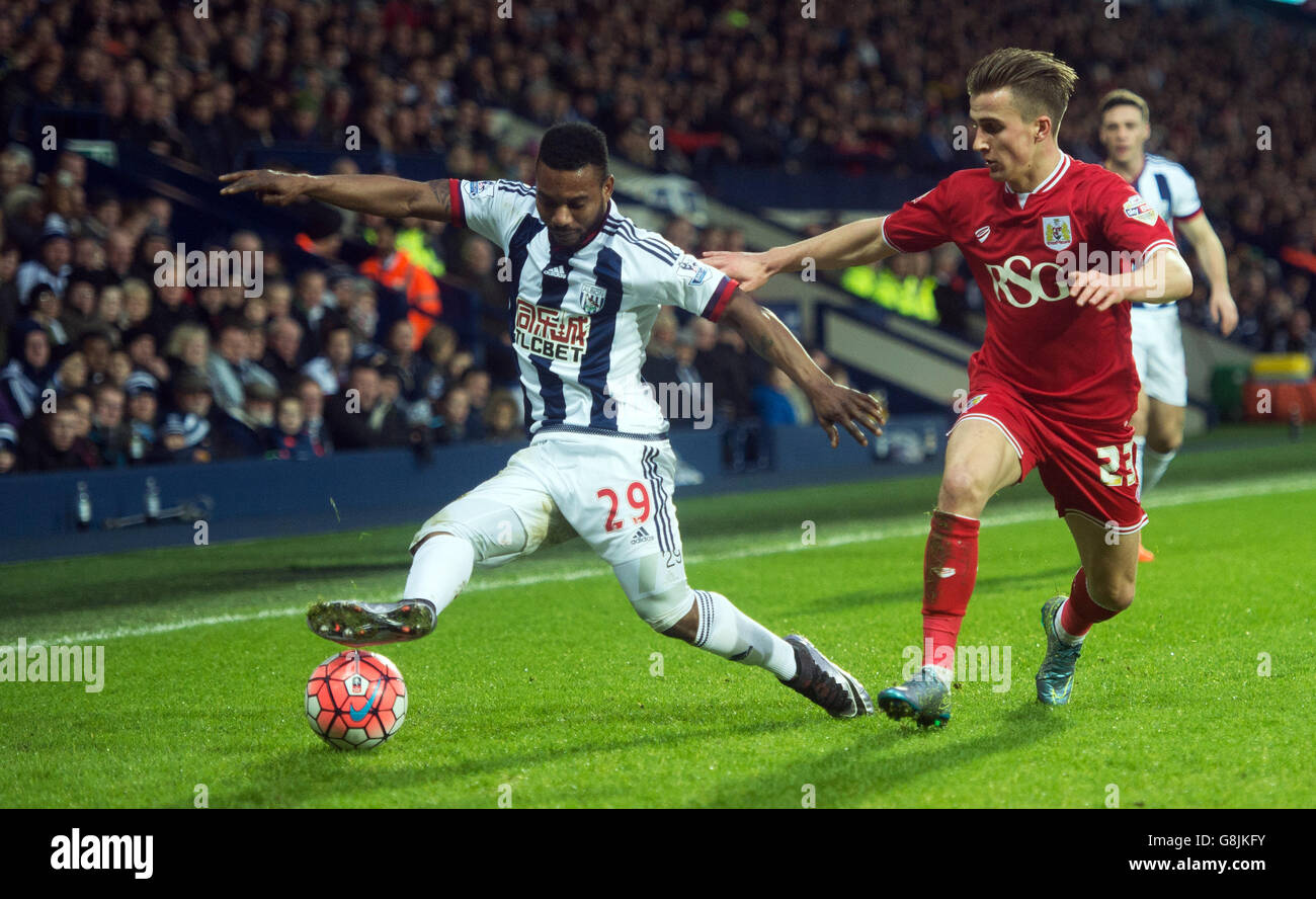 West Bromwich Albions Stephane Sessegnon wird während des Emirates FA Cup, der dritten Runde im Hawthorns, West Bromwich, von Joe Bryan aus Bristol City herausgefordert. Stockfoto