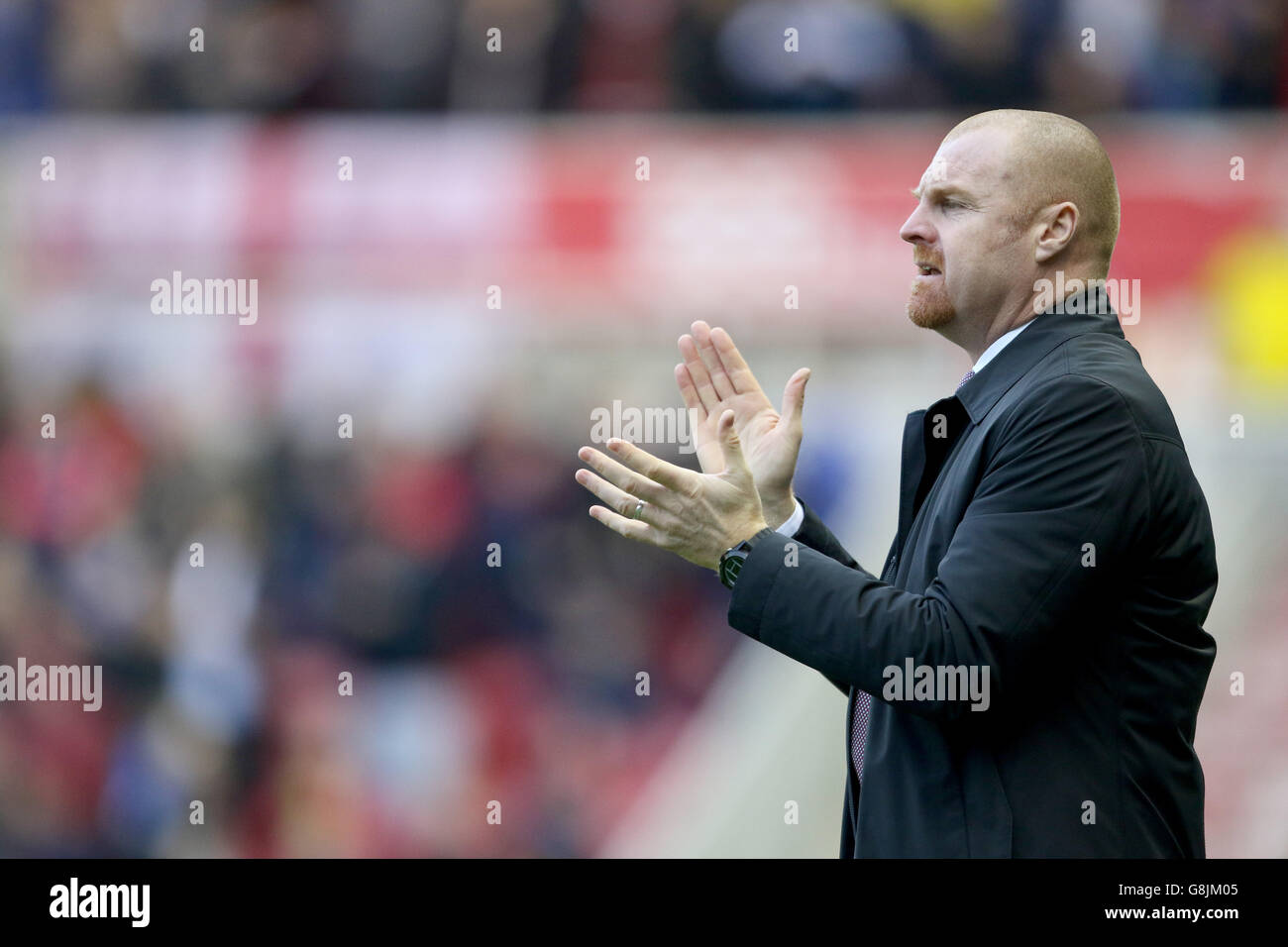 Middlesbrough gegen Burnley - Emirates FA Cup - Dritte Runde - Riverside Stadium. Burnley-Manager Sean Dyche applaudiert seiner Seite Stockfoto