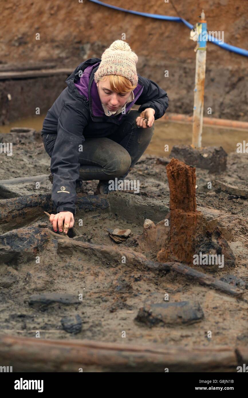 Die Archäologin Selina Davenport arbeitet an der Stelle einer bronzezeitlichen Siedlung, die vor 3,000 Jahren bei einem Brand zerstört wurde, im Steinbruch der Must Farm in Cambridgeshire, Archäologen werden zum ersten Mal in einem bronzezeitlichen Haus in einer außergewöhnlichen Grabung aufsteigen, die erstaunliche Details über das Leben der Menschen vor Tausenden von Jahren enthüllt. Stockfoto