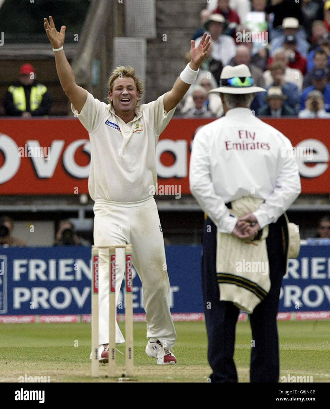 Der australische Bowler Shane Warne gewinnt seinen Appell an Rudi Koertzen und nimmt den englischen Kevin Pietersen für 20 Läufe, die von Adam Gilchrist gefangen wurden, mit. Stockfoto