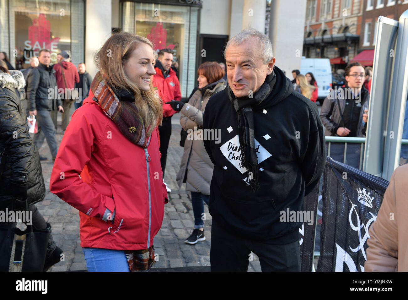 Jim Rosenthal an einer Kletterwand in Covent Garden, London, um die „Award Diamond Challenge“ des Duke of Edinburgh zu starten. DRÜCKEN SIE VERBANDSFOTO. Bilddatum: Dienstag, 12. Januar 2016. Bildnachweis sollte lauten: Matt Crossick/PA Wire. Im Laufe des Tages werden die Besucher die Höhe von Ben Nevis an der Kletterwand erklimmen - zum 60. Jahrestag der Wohltätigkeitsorganisation. Stockfoto