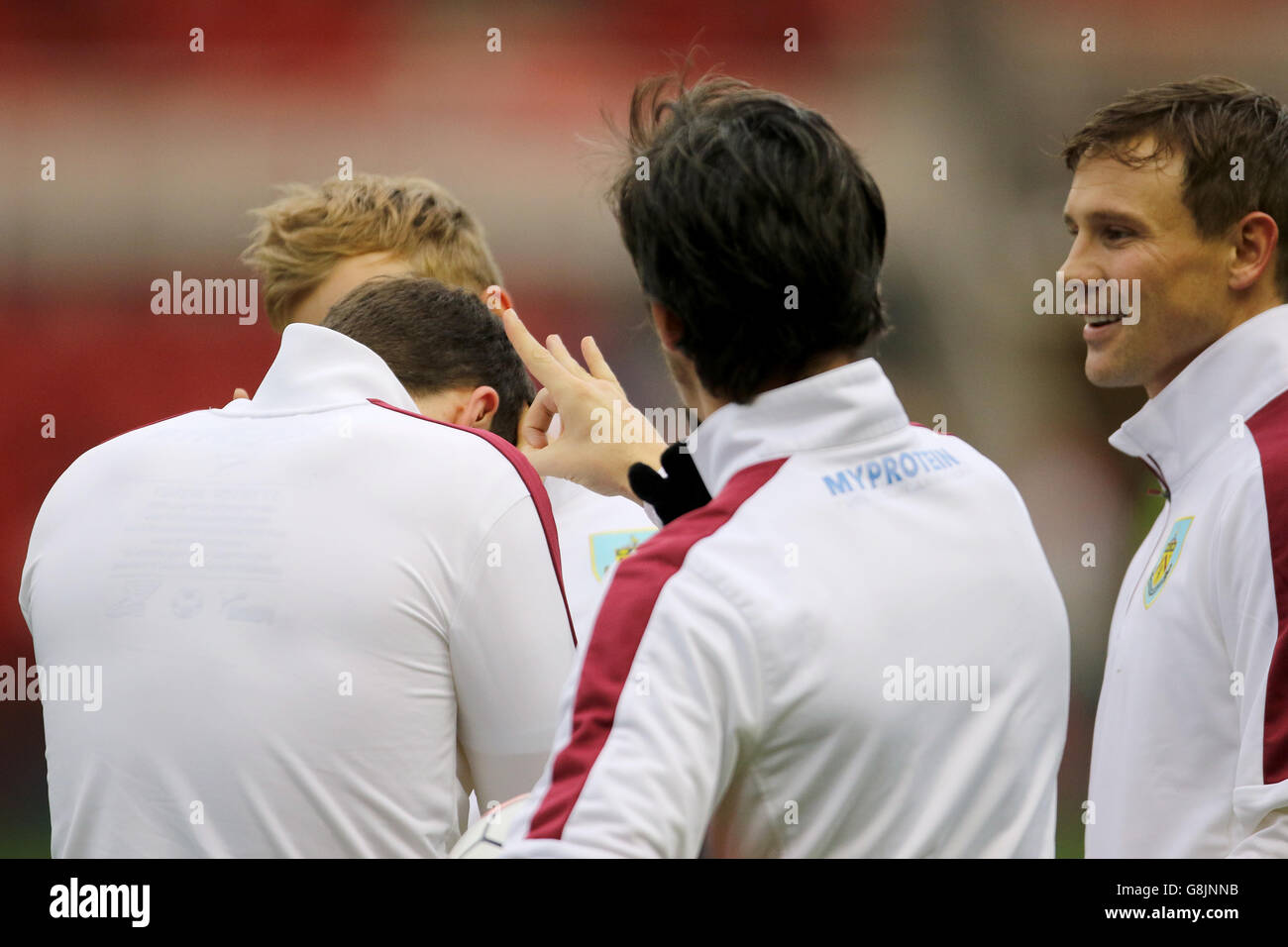 Joey Barton von Burnley flickt während der Zeit das Ohr eines Teamkollegen Das Aufwärmen Stockfoto