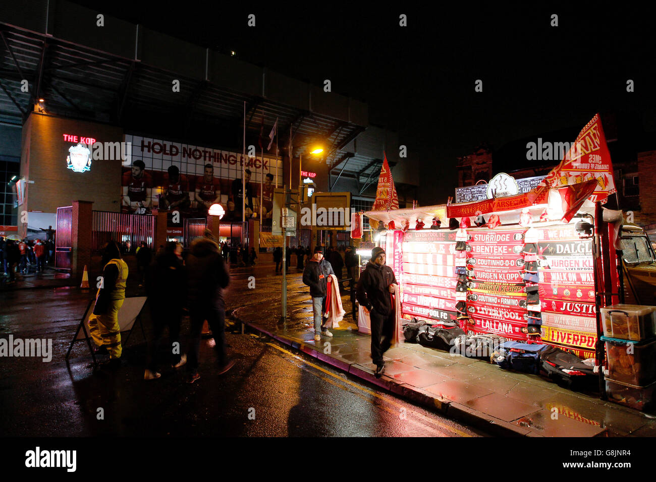 Liverpool – Arsenal – Barclays Premier League – Anfield. Straßenstand vor Anfield vor dem Spiel der Barclays Premier League zwischen Liverpool und Arsenal. Stockfoto