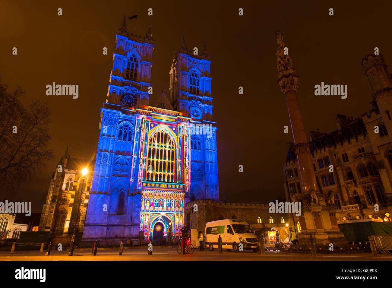 Westminster Abbey in London wird von der Installation "Light of the Spirit" von Patrice Warrener im Rahmen des Lumiere London Light Festivals beleuchtet. Stockfoto