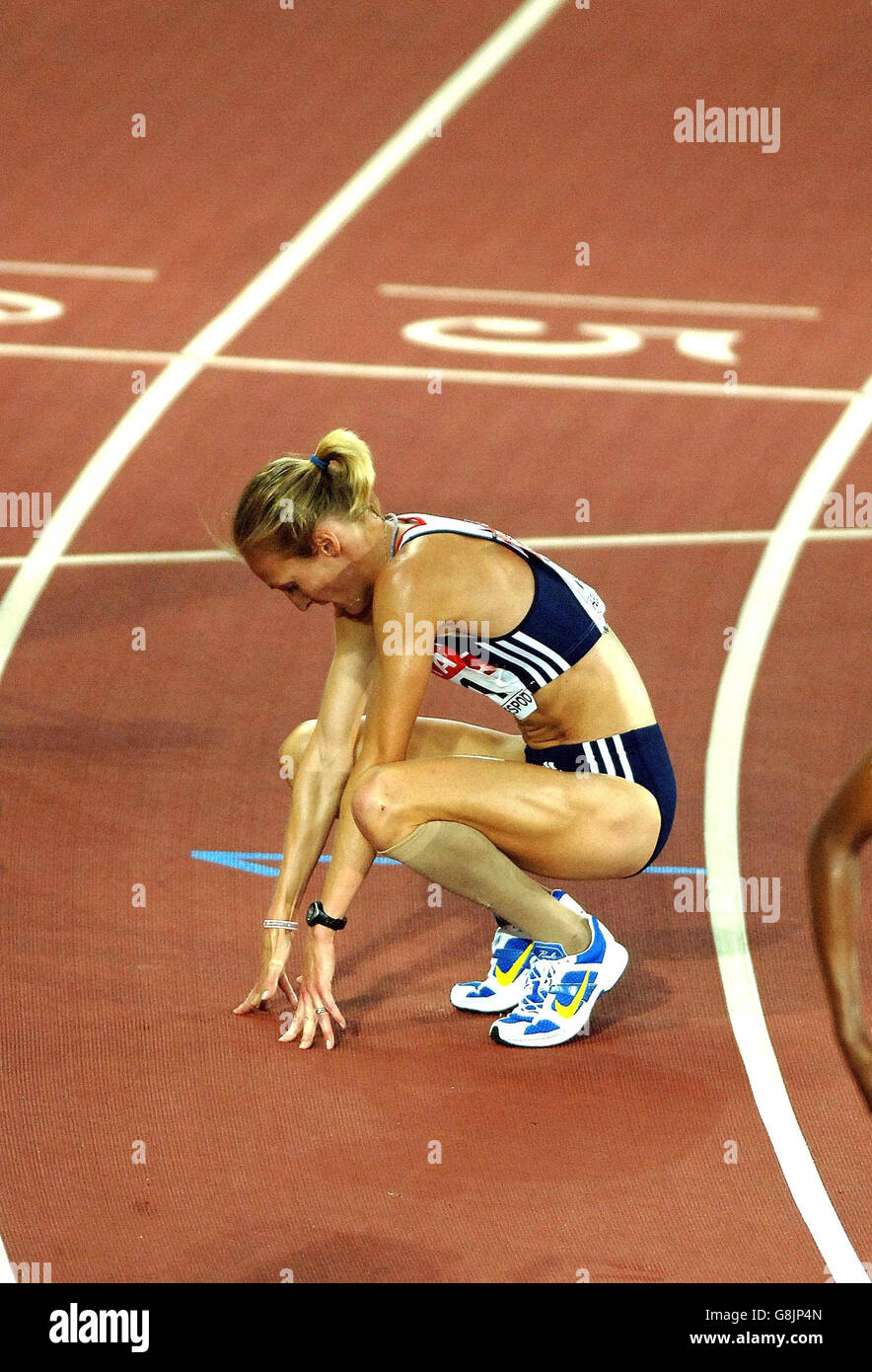 Leichtathletik - IAAF Leichtathletik-Weltmeisterschaften - Helsinki 2005 - Olympiastadion. Die Großbritanniens Paula Radcliffe zeigt ihre Dejektion, nachdem sie im 10.000-m-Finale der Frauen auf Platz neun landete. Stockfoto