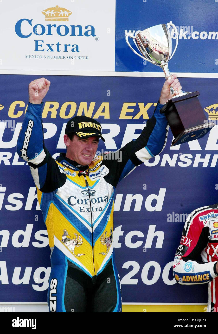 Motorradfahren - Corona Extra Superbike World Championship 2005 - Rennen - Marken Hatch. Der australische Troy Croser feiert mit der Trophäe nach dem Sieg im ersten Rennen in Runde acht. Stockfoto