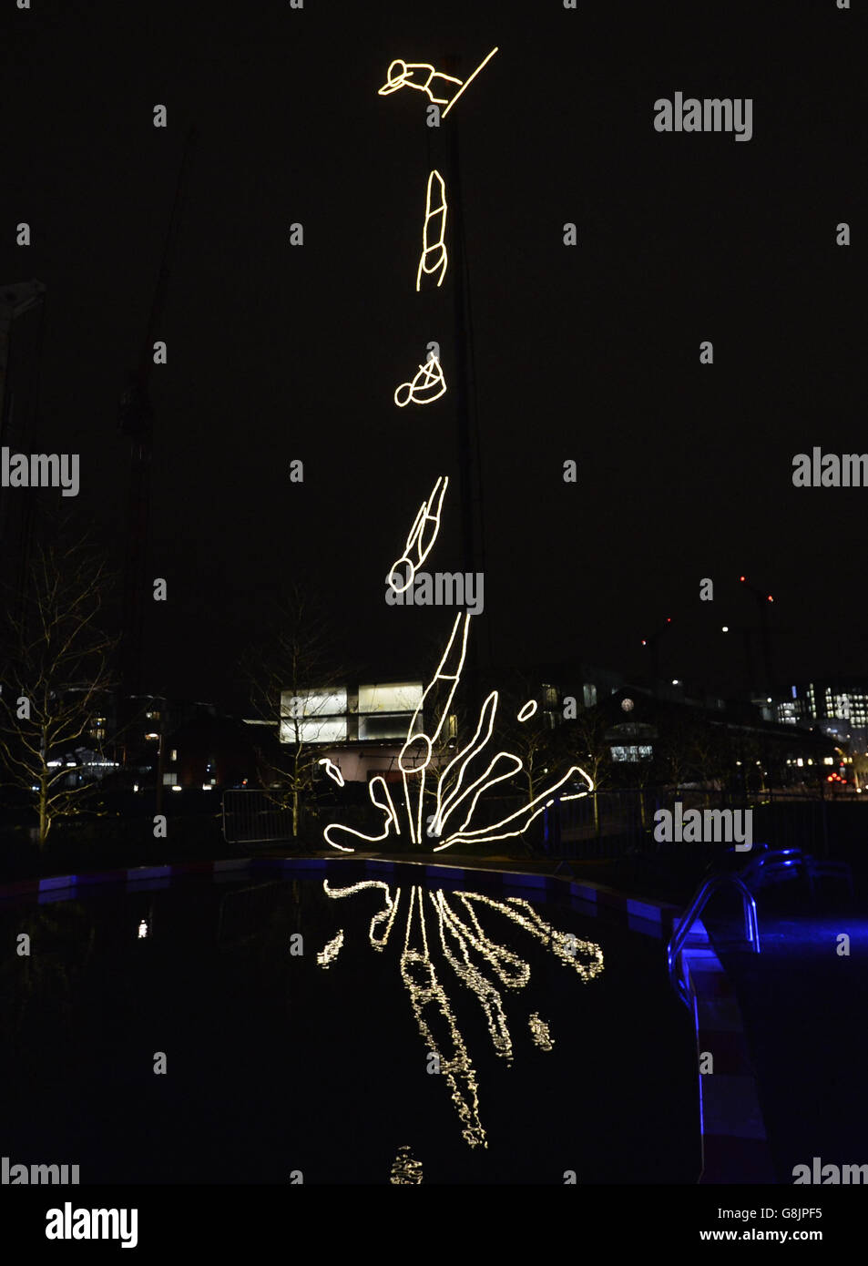 Die Kunstinstallation „Tauchers“ von Ron Haselden spiegelt sich im King's Cross Swimming Pond Club im Lewis Cubitt Park, London, im Rahmen des Lumiere London Light Festivals wider. Stockfoto