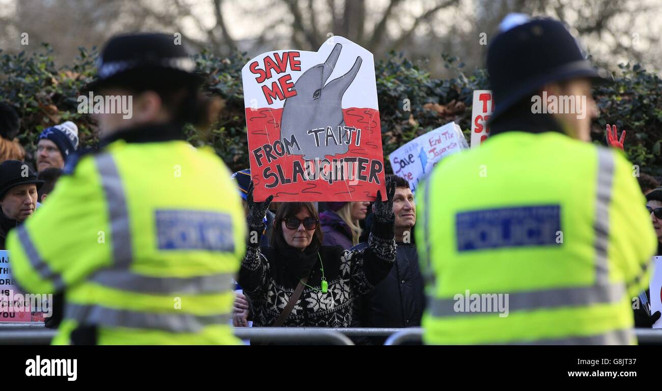 Demonstranten zollen dem verstorbenen David Bowie während einer Demonstration vor der japanischen Botschaft Piccadilly, London, Tribut. Stockfoto