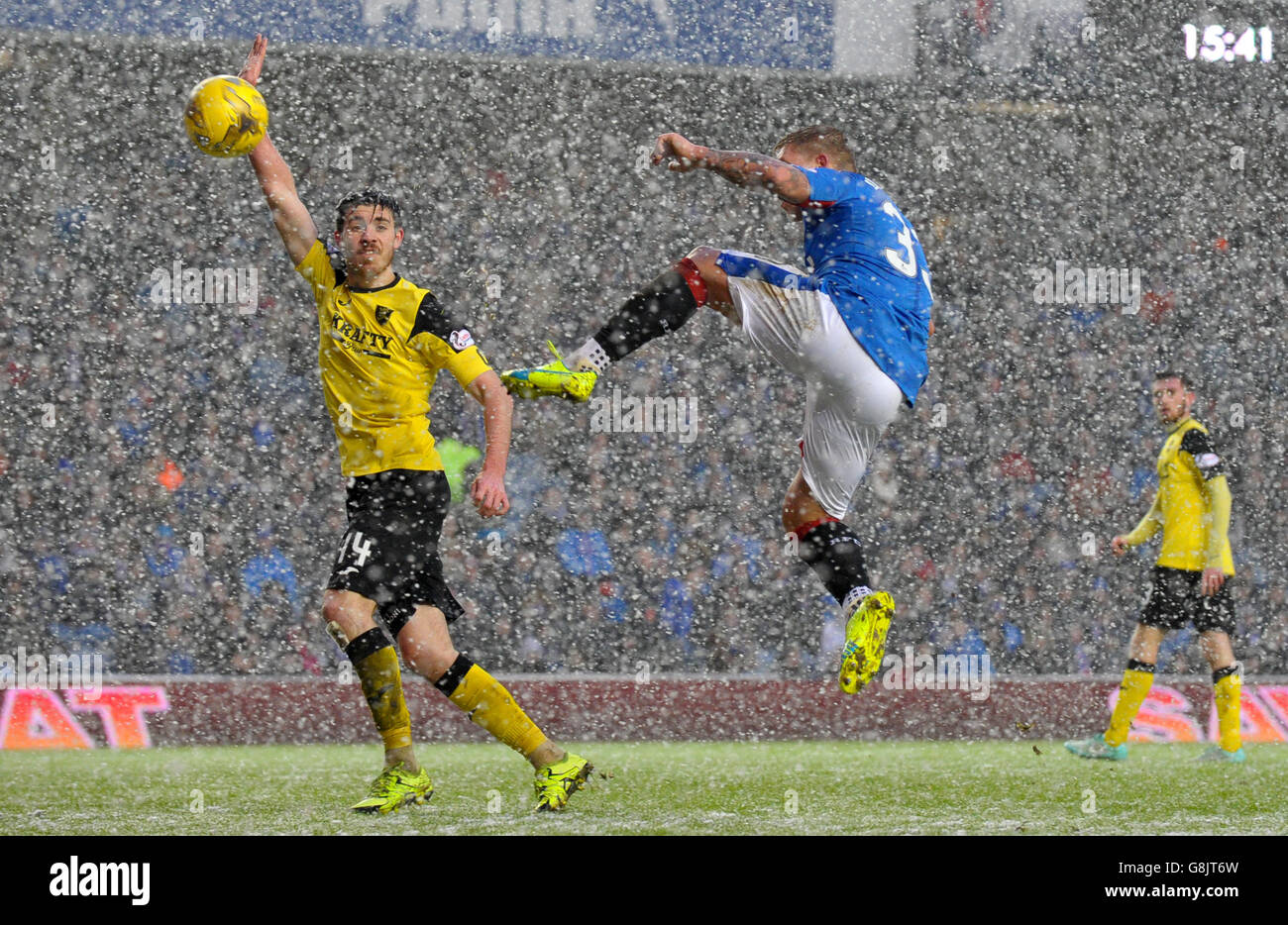 Martyn Waghorn von den Rangers erzielt beim Ladbrokes Scottish Championship-Spiel in Ibrox, Glasgow, das vierte Tor des Spiels seiner Seite. Stockfoto