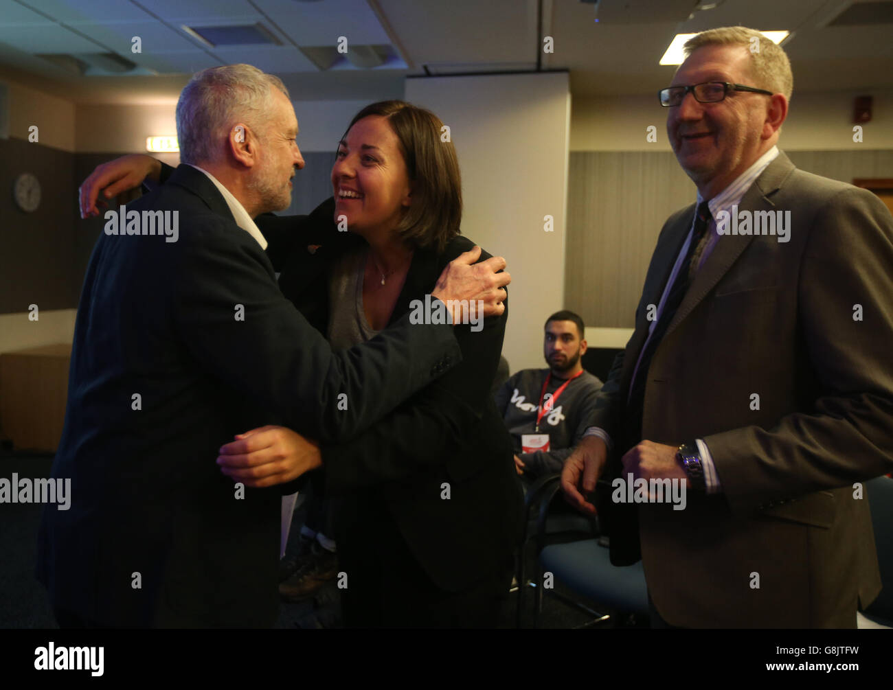 Labour Party Leader Jeremy Corbyn (links) mit der Vorsitzenden der schottischen Labour Party Kezia Dugdale und dem Generalsekretär von Unite Len McCluskey, nachdem er die erste Unite Scotland Policy Conference im Golden Jubilee Hotel, Clydebank, Glasgow, vorgetragen hatte. Stockfoto