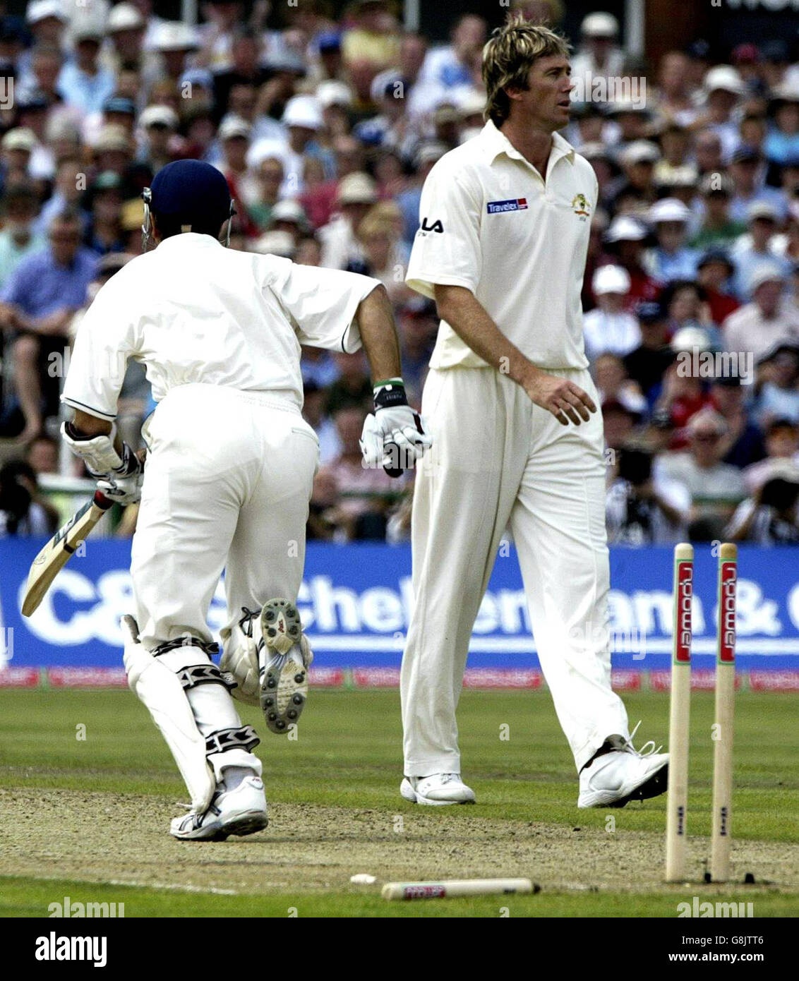Cricket - The Ashes - npower Third Test - England gegen Australien - Old Trafford. Der englische Schlagmann Michael Vaughan läuft eine Single, nachdem er von einem „No Ball“, der vom australischen Glenn McGrath geliefert wurde, sauber gewurzt wurde (rechts). Stockfoto