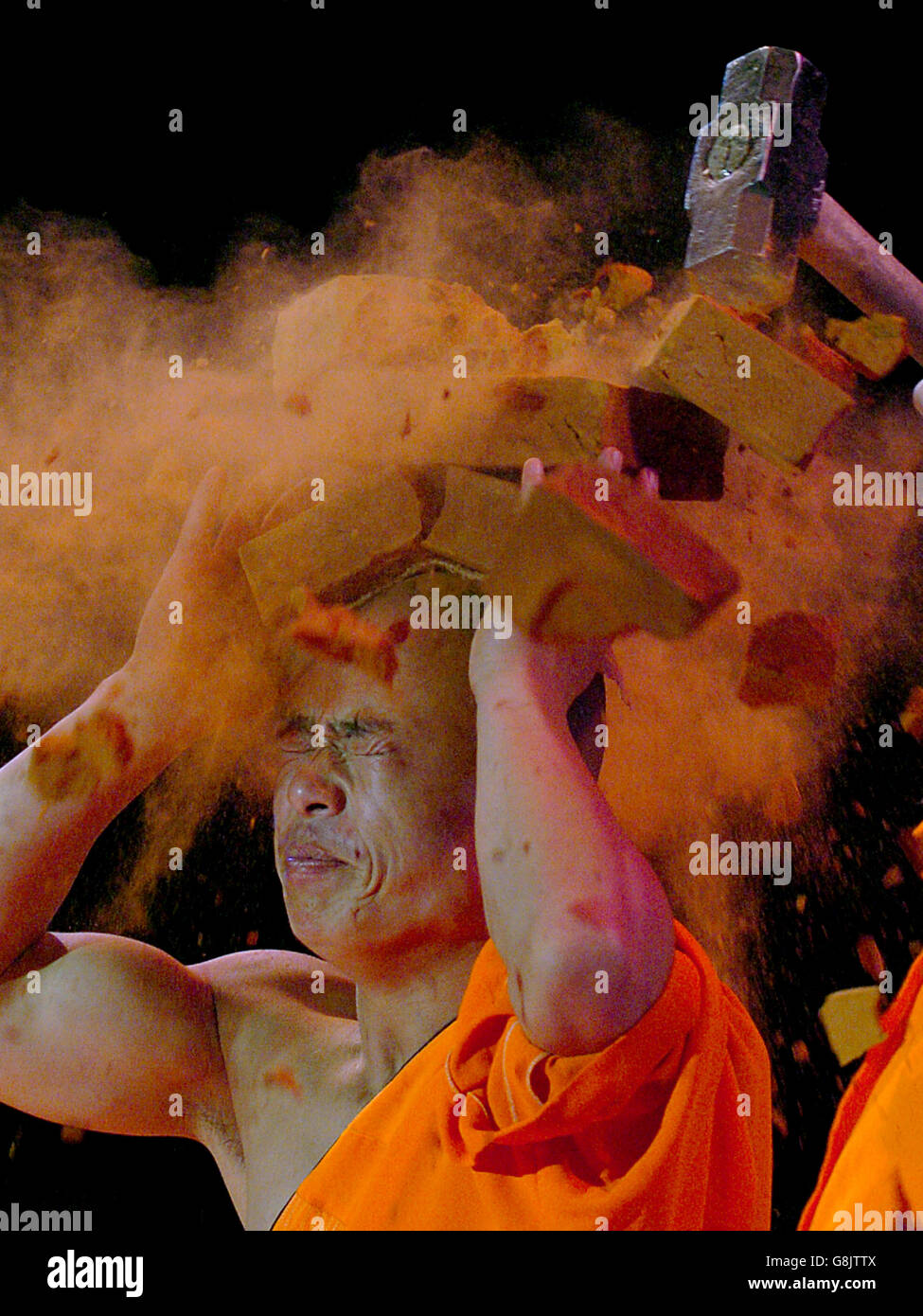 Song Atmin bricht während ihrer Show Ziegelsteine auf seinen Kopf. Stockfoto