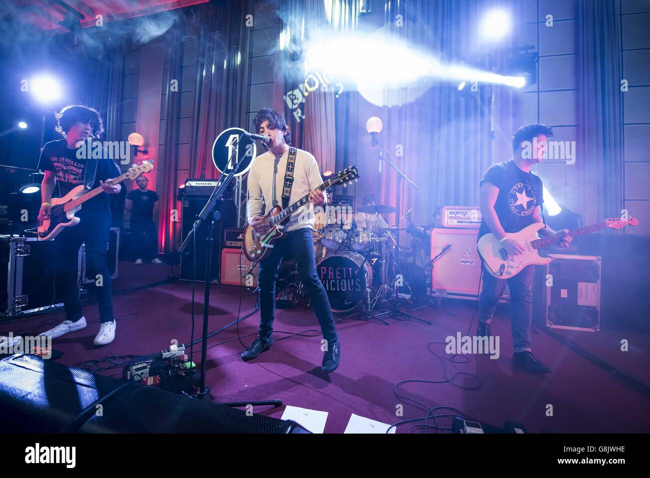 Pretty Vicious spielen live auf der Bühne während des Future Festivals von Radio 1 in den Maida Vale Studios, London, 19. Januar 2016. Stockfoto