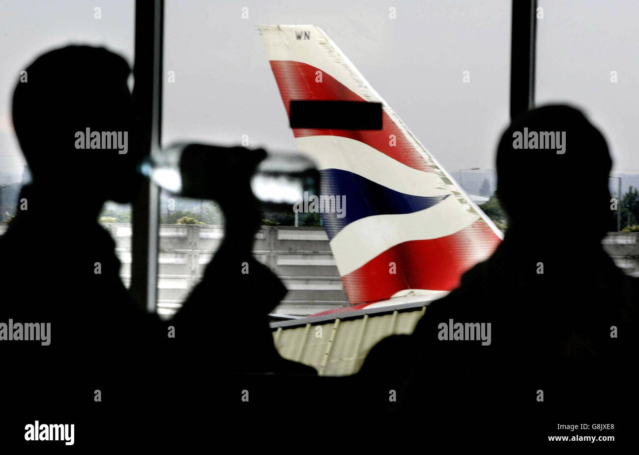 Im Terminal 4 von Heathrow stehen Menschen Schlange, während British Airways nach dem gestrigen Streik versucht, wieder voll in Betrieb zu gehen. Stockfoto