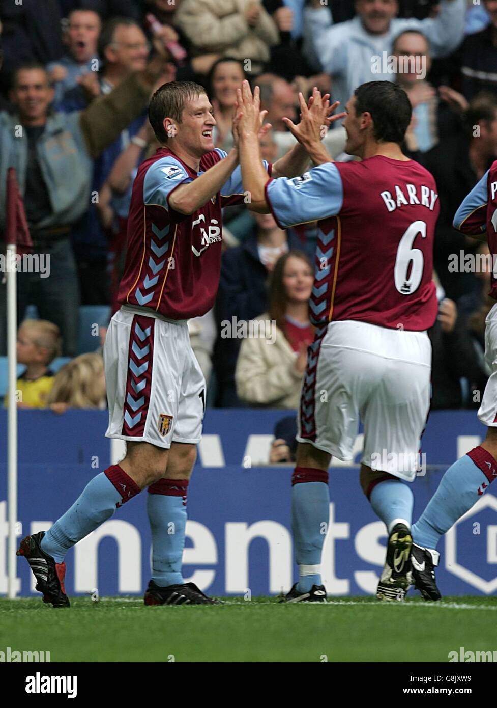 Steven Davis von Aston Villa feiert sein Ziel mit Gareth Barry. Stockfoto