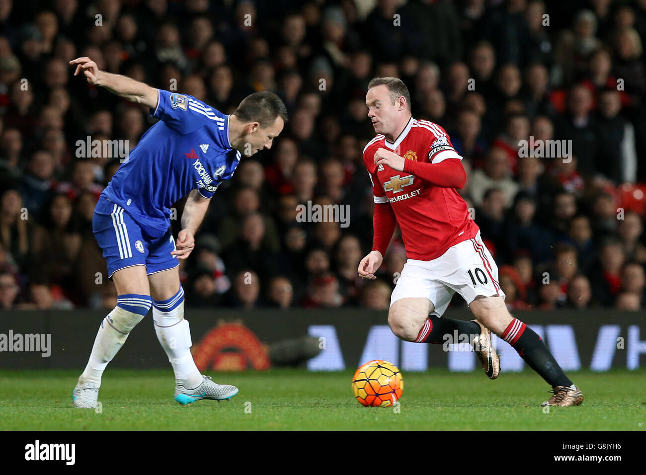 Wayne Rooney von Manchester United läuft beim Spiel der Barclays Premier League im Old Trafford, Manchester, gegen John Terry von Chelsea (links). DRÜCKEN Sie VERBANDSFOTO. Bilddatum: Montag, 28. Dezember 2015. Siehe PA Geschichte FUSSBALL man Utd. Bildnachweis sollte lauten: Martin Rickett/PA Wire. Stockfoto