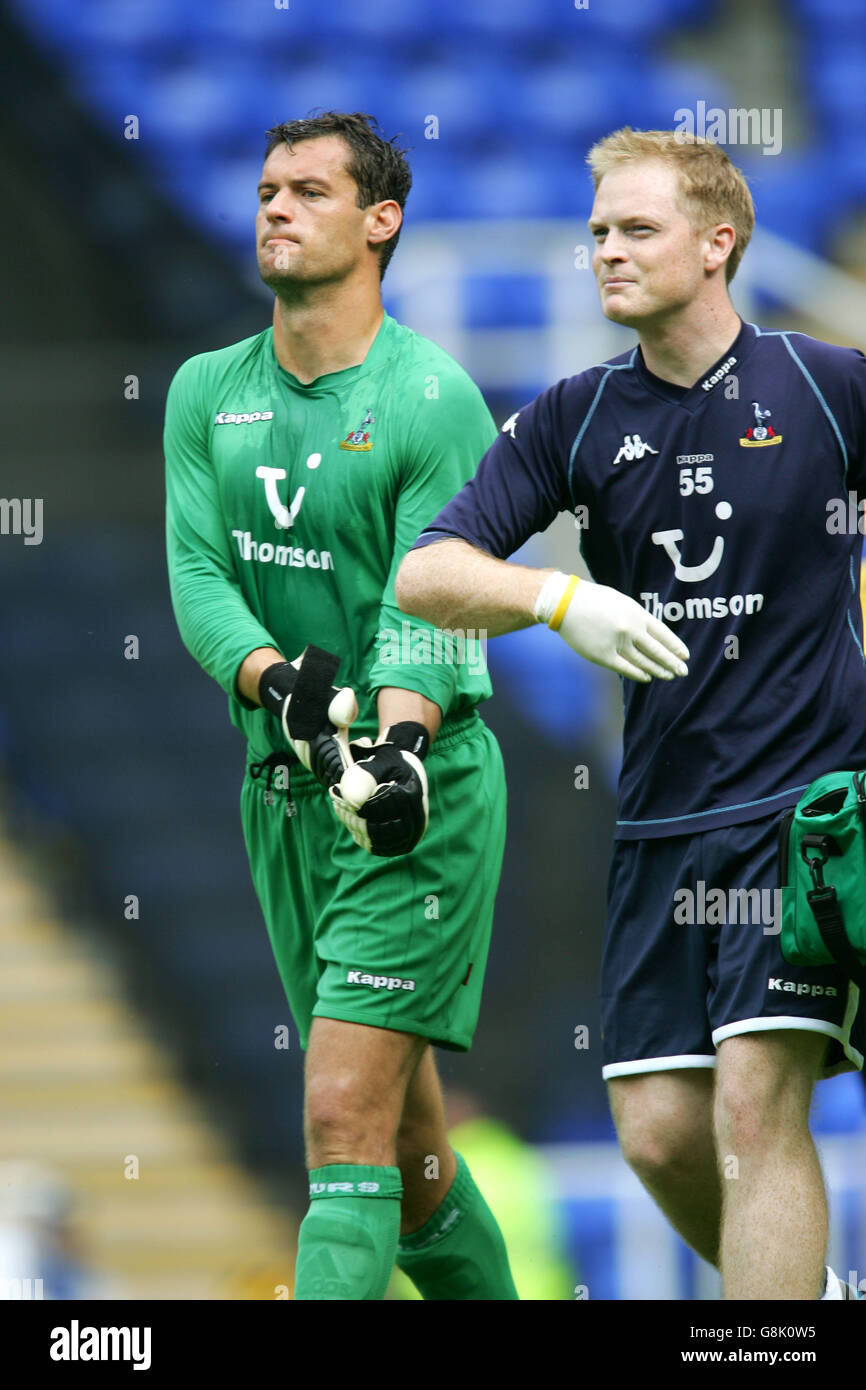 Fußball - freundlich - Reading gegen Tottenham Hotspur - Madejski Stadium. Radek Cerny von Tottenham Hotspur verlässt das Feld verletzt, nachdem er einen Schnitt am Kopf erhalten hat Stockfoto