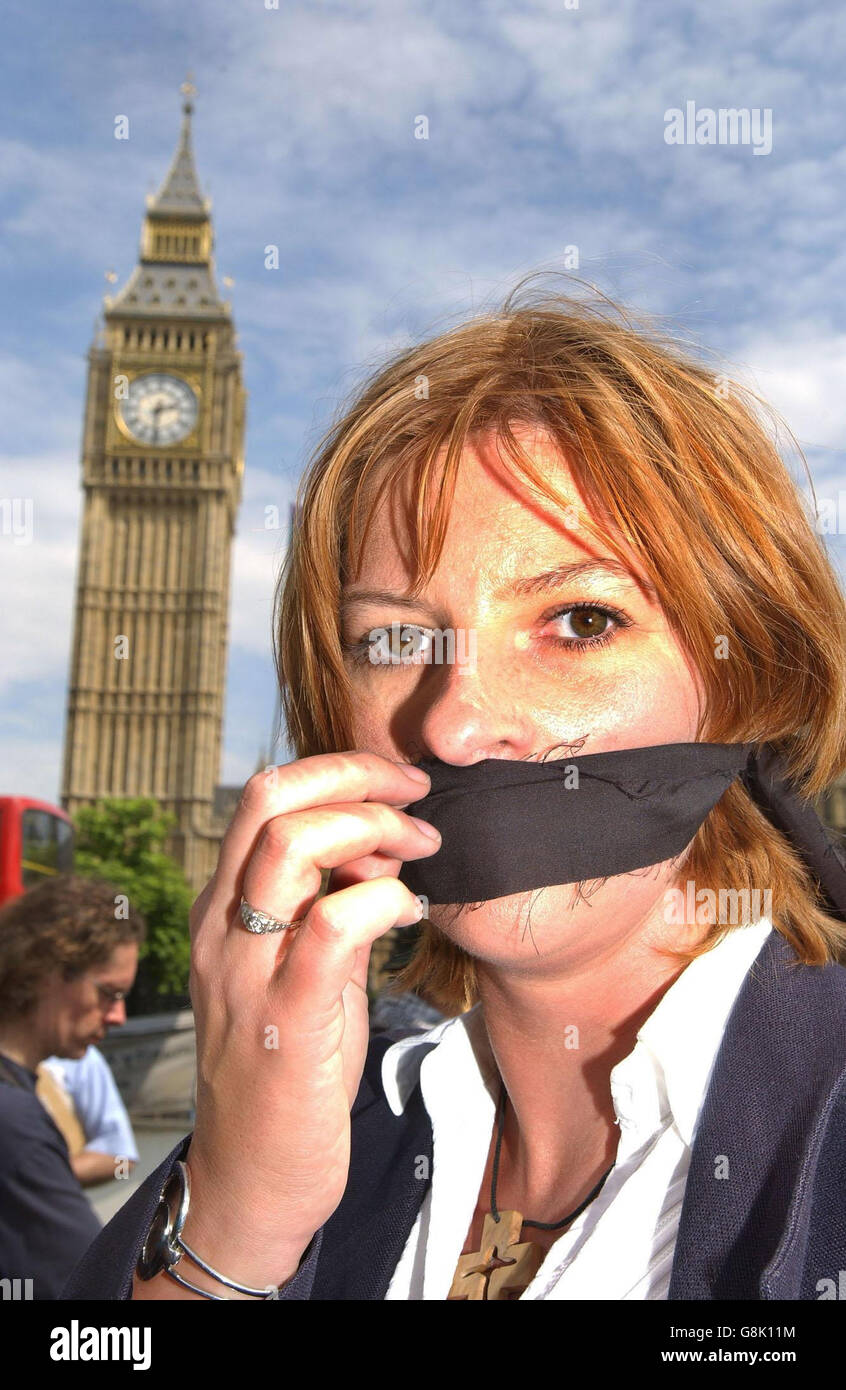 Lauren Booth, Halbschwester von Premierministers Frau Cherie Blair, trägt einen Knebel, wie sie demonstriert. Stockfoto