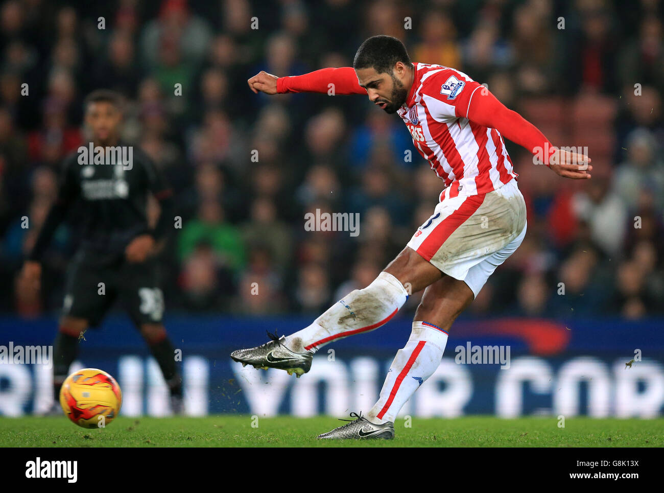 Stoke City gegen Liverpool – Capital One Cup – Halbfinale – Erstes Teilstück – Britannia Stadium. Glen Johnson von Stoke City mit einem Schuss auf das Tor Stockfoto