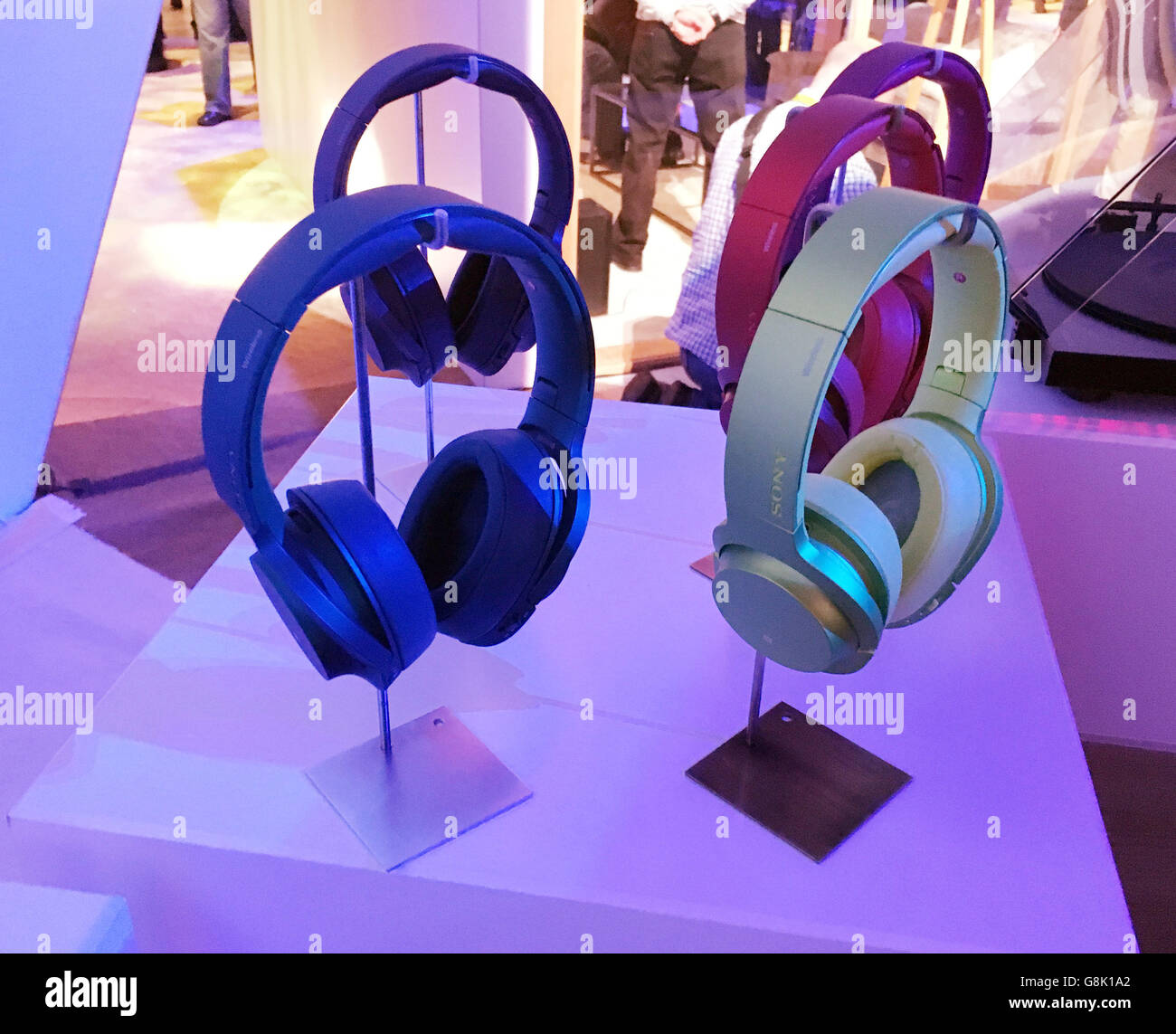 Die neuen kabellosen Bluetooth-Kopfhörer von Sony mit digitaler Geräuschminimierung aus der h.ear-Reihe wurden vor der Eröffnung der weltweit größten Technologiemesse in Las Vegas vorgestellt. Stockfoto