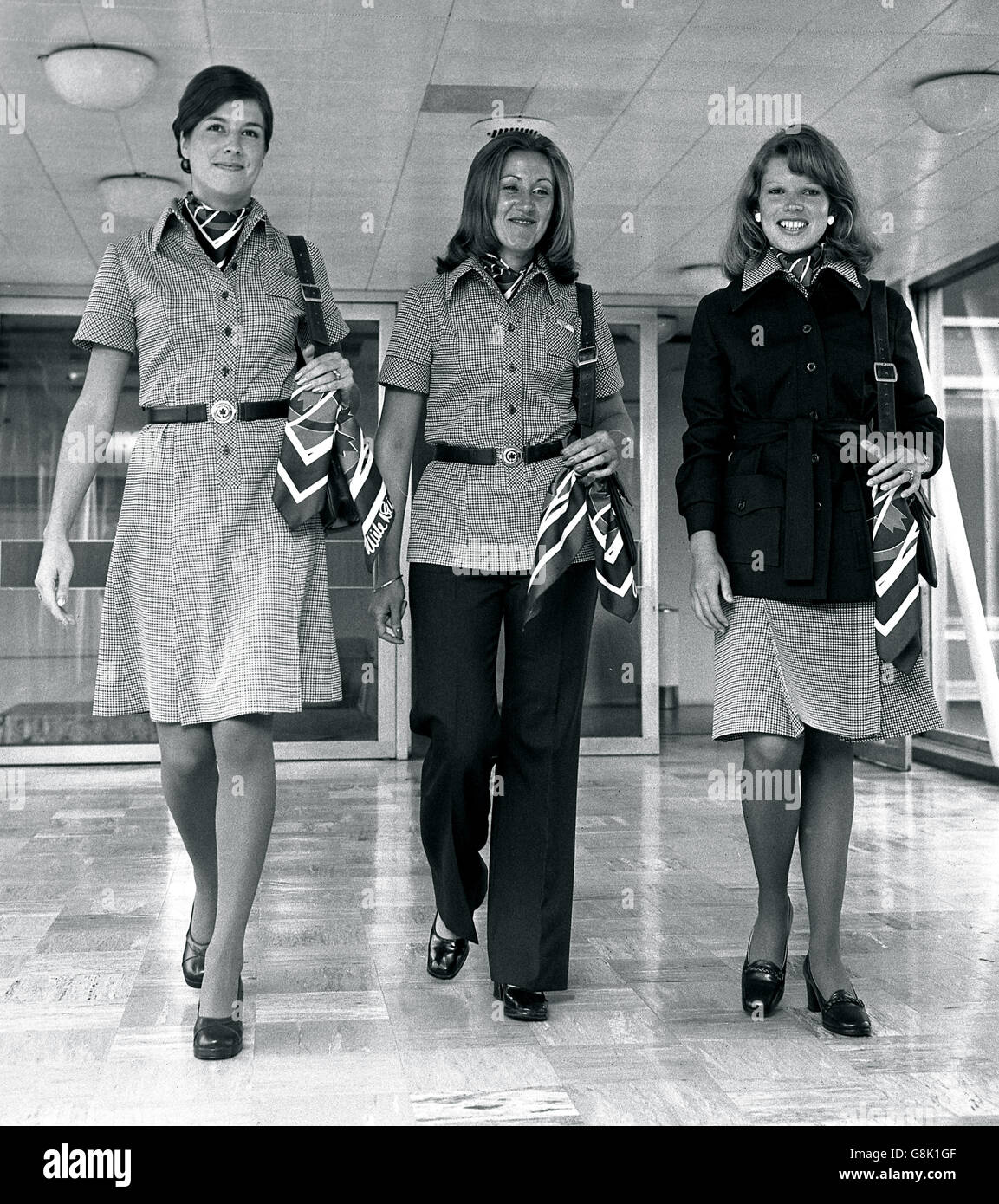 (Von links nach rechts) Marion Dodd, Sally Springford und Lee Regos, Flughostessen von Air Canada am Flughafen Heathrow, modellieren neue Uniformen, die das Image der Fluggesellschaft verbessern sollen. Stockfoto