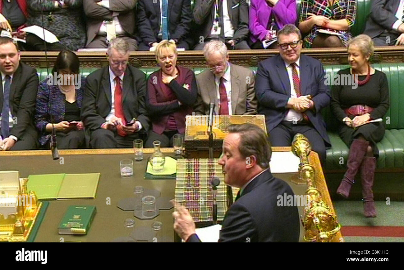 Labour's Front Bank sieht so aus, wie Premierminister David Cameron während der Fragen des Premierministers im Londoner Unterhaus spricht. Stockfoto
