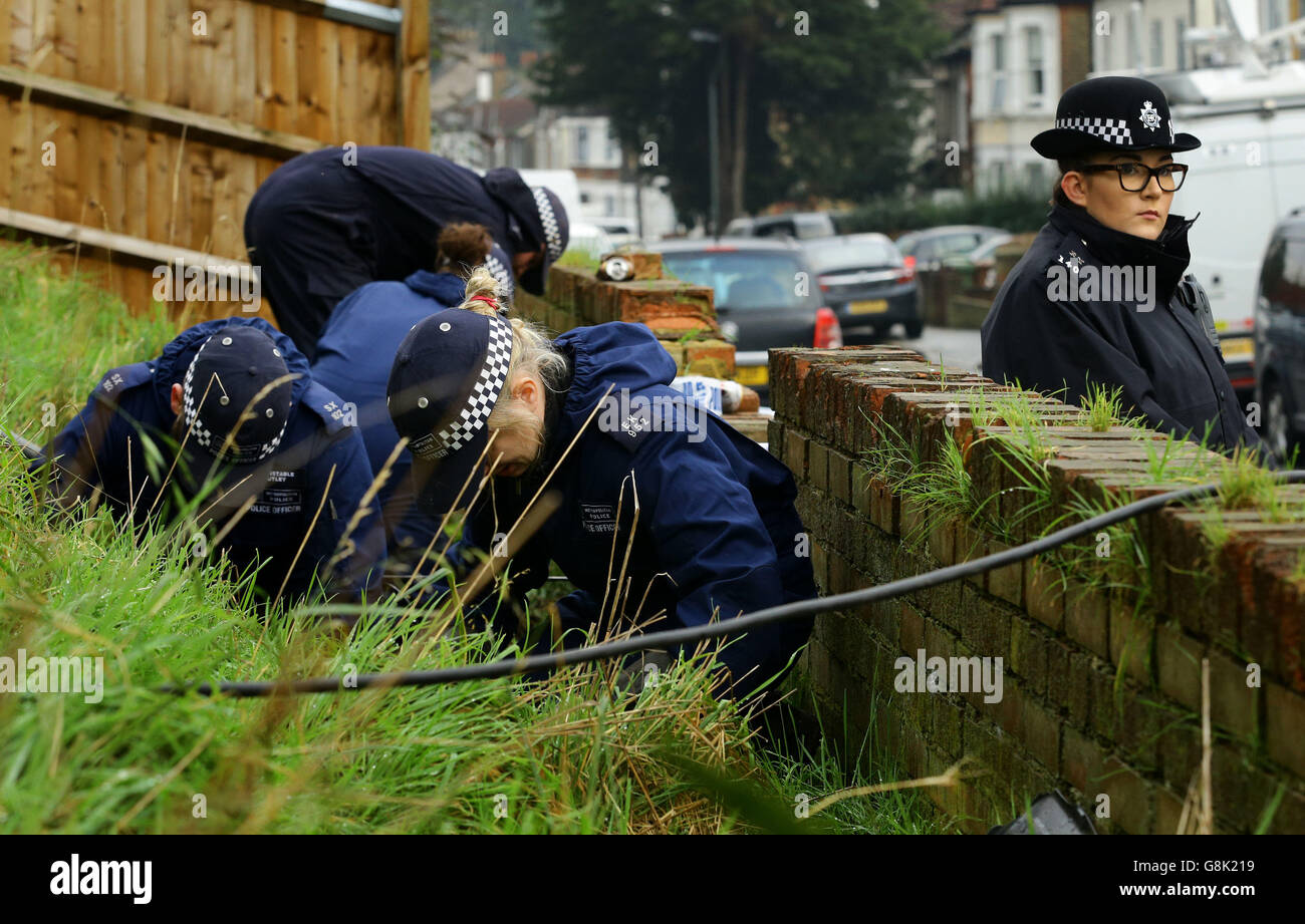 Polizeibeamte untersuchen den Vorgarten des Hauses in Erith, Kent, das von den Polizeibeamten in Bezug auf Sian Blake durchsucht wird. Stockfoto