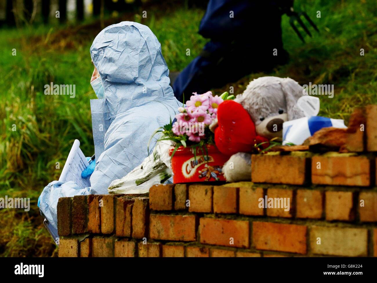 Polizeibeamte untersuchen den Vorgarten des Hauses in Erith, Kent, das von den Polizeibeamten in Bezug auf Sian Blake durchsucht wird. Stockfoto