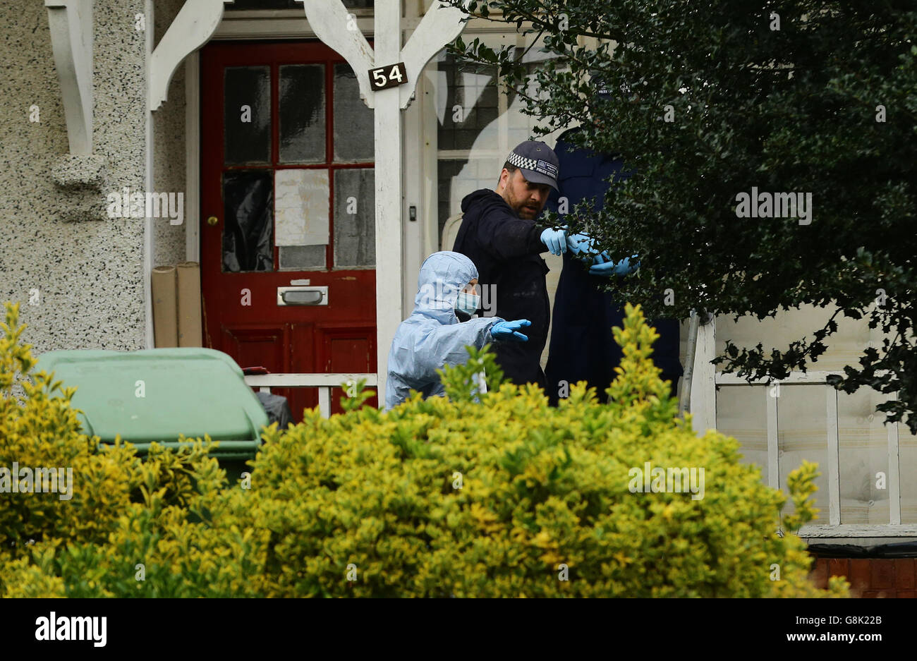 Polizeibeamte untersuchen den Vorgarten des Hauses in Erith, Kent, das von den Polizeibeamten in Bezug auf Sian Blake durchsucht wird. Stockfoto