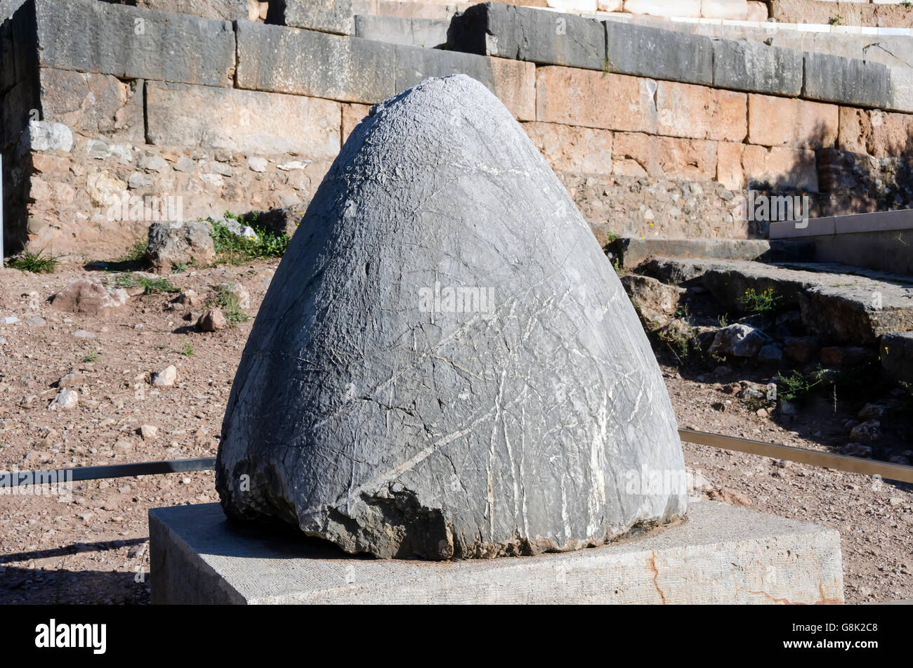 Heilige Omphalos Stein in der Mitte der Erde gesetzt, Archäologische Stätte von Delphi Griechenland Stockfoto