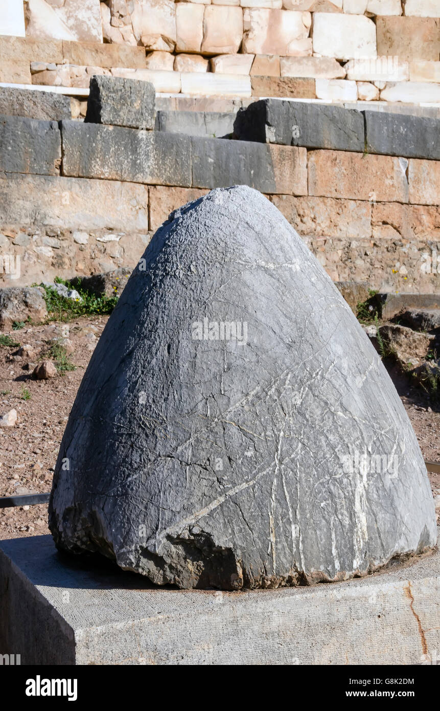 Nabel der Erde heiligen Omphalos Stein am Mittelpunkt der Erde Archäologische Stätte von Delphi Griechenland gelegt Stockfoto