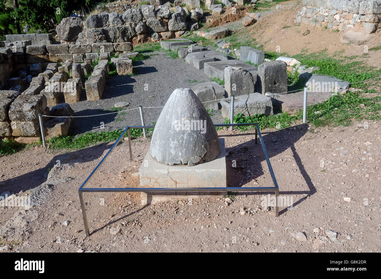 Nabel der Erde heiligen Omphalos Stein am Mittelpunkt der Erde Archäologische Stätte von Delphi Griechenland gelegt Stockfoto