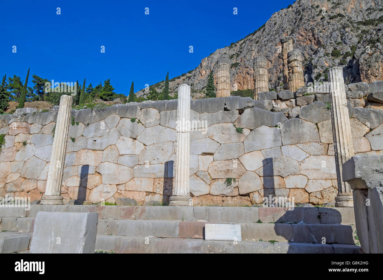 STOA der Athener unter den Tempel des Apollo Doric Spalten archäologische Seite von Delphi, Griechenland Stockfoto