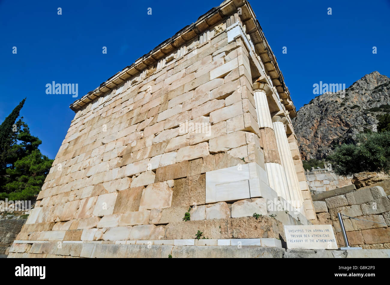 Schatzkammer der Athener auf archäologische Stätte von Delphi, Griechenland Stockfoto