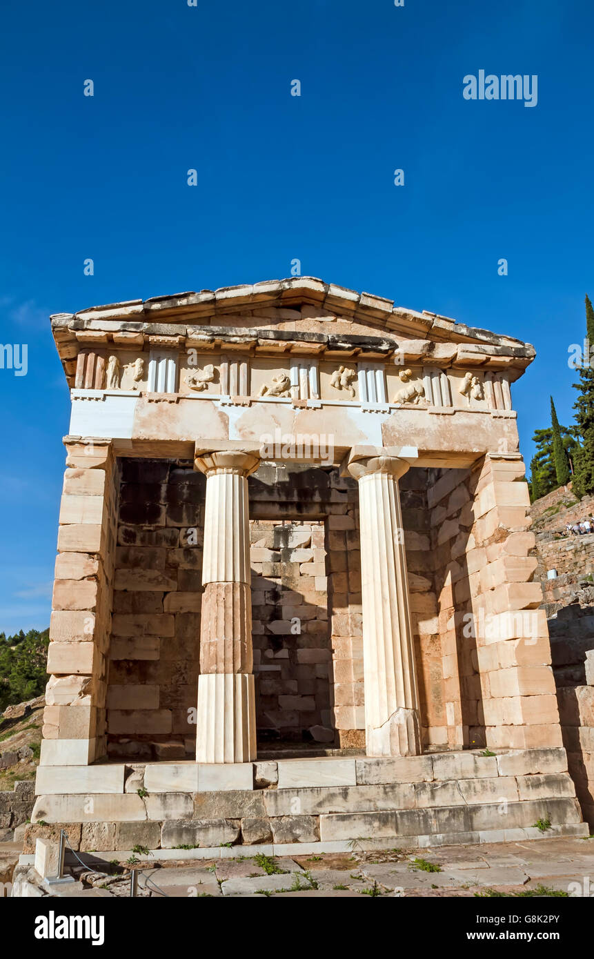 Schatzkammer der Athener auf archäologische Stätte von Delphi, Griechenland Stockfoto