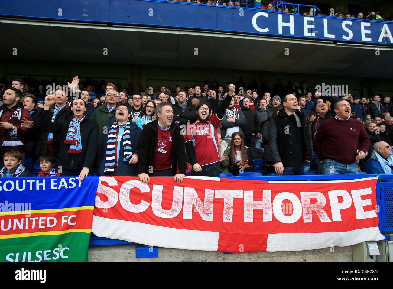 Scunthorpe United Fans zeigen ihre Unterstützung in den Tribünen vor dem Emirates FA Cup, dem dritten Runde Spiel in Stamford Bridge, London. Stockfoto