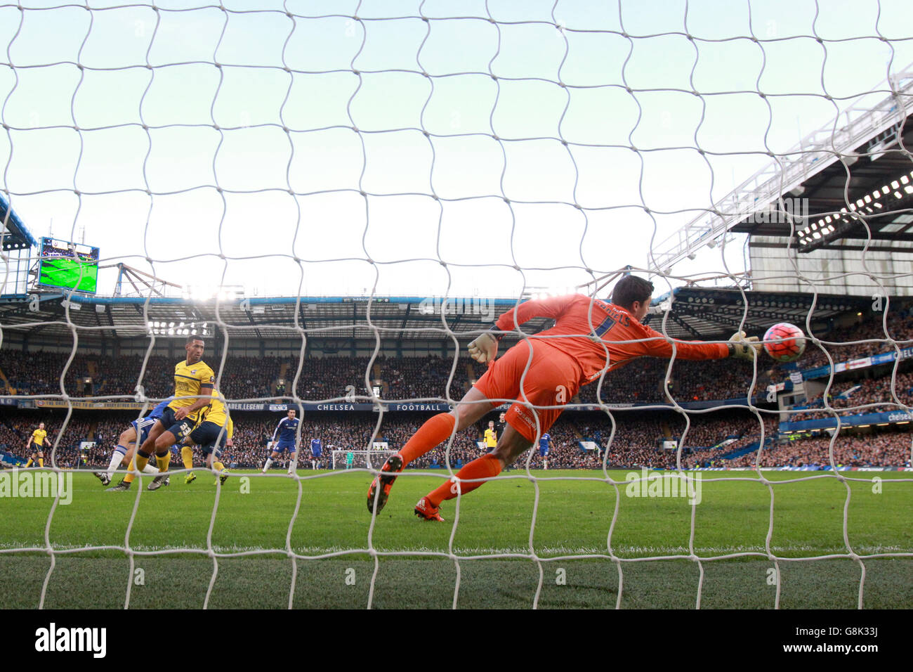 Chelsea's Diego Costa (zweiter links) erzielt ihr erstes Tor des Spiels unter dem Druck von Scott Laird (links) von Scunthorpe United während des Emirates FA Cup, dem dritten Runden-Spiel in Stamford Bridge, London. Stockfoto