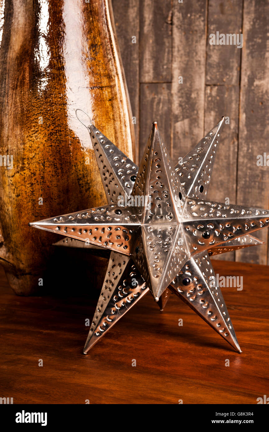 Metall-12 doppelseitige Sterne Tischdekoration auf Holztisch Stockfoto