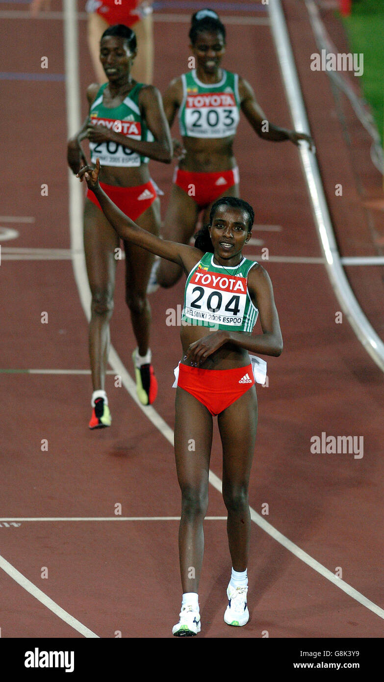 Der Äthiopier Tirunesh Dibaba feiert den Gewinn des 10.000-m-Finales Die Landfrauen Berhane Adere und ihre Schwester Ejegayehu Dibaba Stockfoto