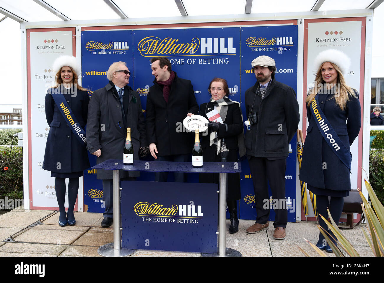 Gewinnen Verbindungen von Yala Enki während der Präsentation Zeremonie nach Sieg beim William Hill Lanzarote Hurdle Race Stockfoto